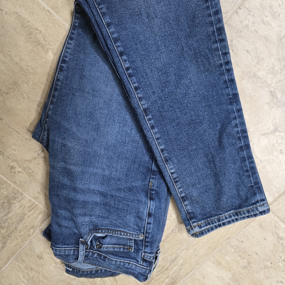 Amazon Essentials Men's Straight-Leg Blue Jeans